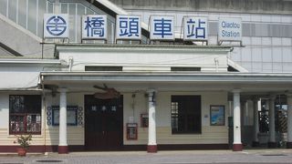 高雄市の北にある橋上駅