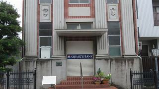 現在も銀行として使われている建物