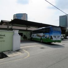 到着したお店前には観光客を乗せた大型バス