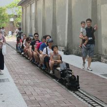 倉庫街をミニ列車が走ってます