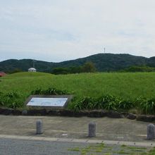 土井ケ浜ドームの横にある石碑