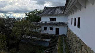 西の丸の西側にあります。