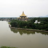 ラウンジの窓からは「州議会議事堂」、右には「マルゲリータ砦」