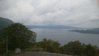 湖畔の１つの街も青森県と秋田県で構成