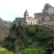 カヴェオーソ地区の端に建つ