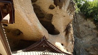日本最古の石窟仏。国の特別史跡重要文化財です