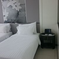 ベッドは、普通だけど、綺麗にシーツしてる