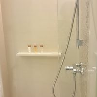 showerルームが、ガラスで区切られていて、おもいっきり洗