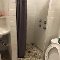 シャワールームは狭い