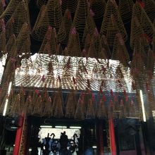 たくさんの渦巻きお線香が圧巻ですよ