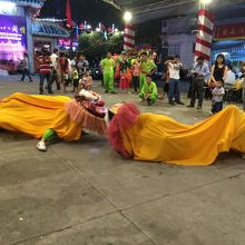 猫のような背丈の低〜いダンス。