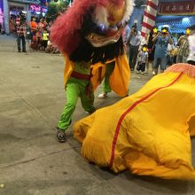 結構、激しいダンスです。