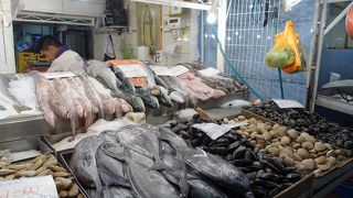 観光客が多い活気あふれる場所