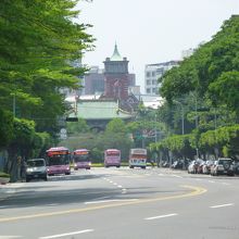 公園路より南門の城郭楼門と赤煉瓦の専売局