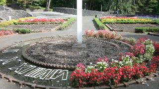 賢治が書いた設計図を元にした“日時計花壇”などがあります