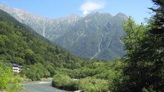 河童橋ほど有名ではないが橋の上から見る穂高連峰は素晴らしい。