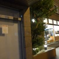 銀山駅から来たホテル外観　その先左側に入り口