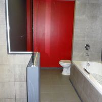 シャワーブースに仕切りがなく、水が飛び散ります