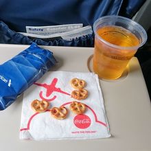 飲み物とスナックが配られます