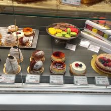 Maison Landemaine  ケーキとマカロン