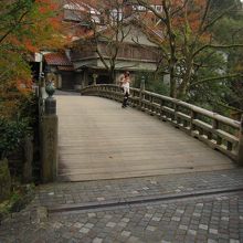 小さな橋であるが風情がある。