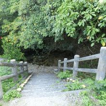 階段を下りると