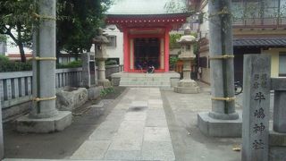 意外に小さな神社