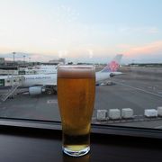 旅の始まりはここで、飛行機を眺めながらビールでも