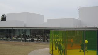 休日にはいつも市民が集まる美術館