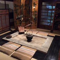 私たちが食事で利用した、囲炉裏のあるお部屋です。