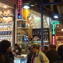 通路の様子。日本語の電光表示もありますね。