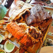ロブスター、お肉、おさかなのグリル、ボリューム満点