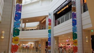 キュートでカラフルな、マスコットキャラが溢れています