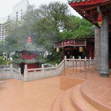 左手の炉では金の神が燃やされ、煙が上がっていました