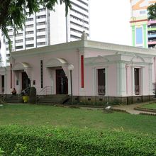 ピンクのキッチュな建物で、あまり大きくはないです