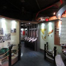 映画を見た後、展示室を回ります