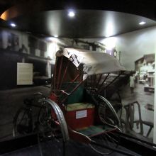 異郷の地で、こんな車を引きながら生活基盤をつくっていったんで