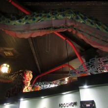 天井を見上れば、そこには大きな龍