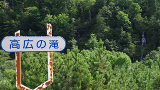 二つの細い滝が流れ落ちています。