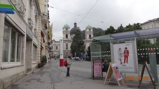 三位一体教会の前に広がる交通量の多い広場