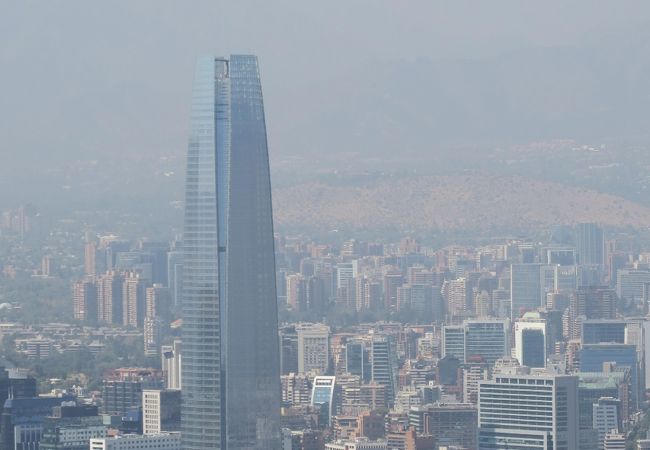 ひときわ目立つ近代的高層ビル