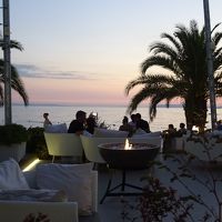 夕闇迫るレストラン「7 Palms Bar & Grill」