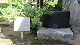 石を彫って手水鉢を・・・