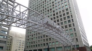 オフィスビルの地下には飲食店があります