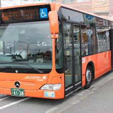 連節バス「オレンジアロー連SANDA」。
