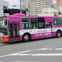 イオンモール神戸北のラッピングバス。