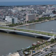 柳都大橋、新潟日報メディアシップからの眺め。