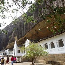 岩山に押しつぶされそうな寺院