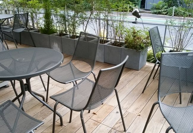 保存食中心の一風変わったカフェ＆バー