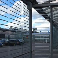 屋根付きの連絡通路で雨の日も大丈夫です。